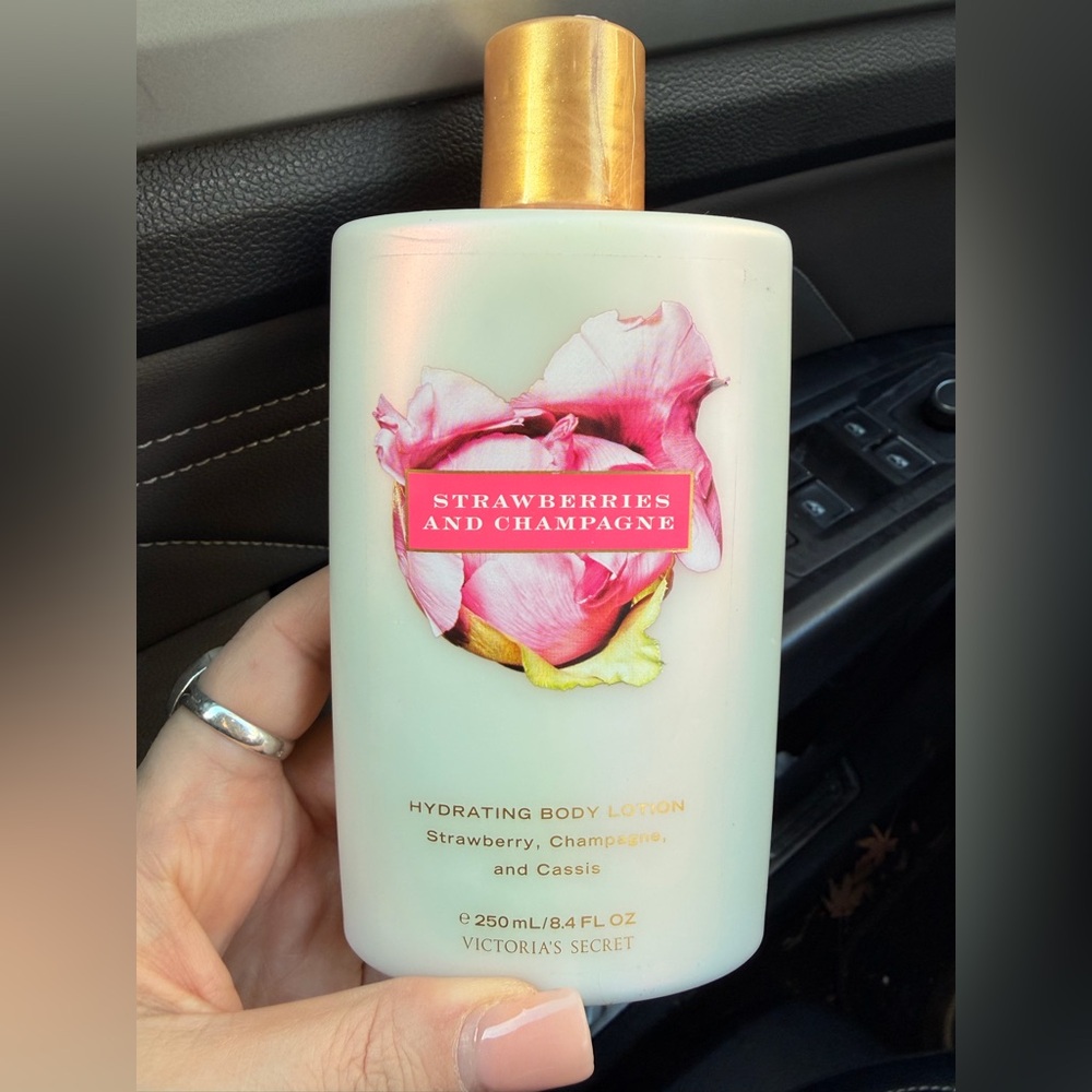 Victoria’s Secret Strawberries & Champagne Body Lotion 8.4 oz